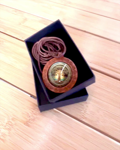 Amulette de Vie "Arbre des Ancêtres" - Collier Fait Main en Bois et Verre, possibilité de personnalisation avec gravure pour cadeau