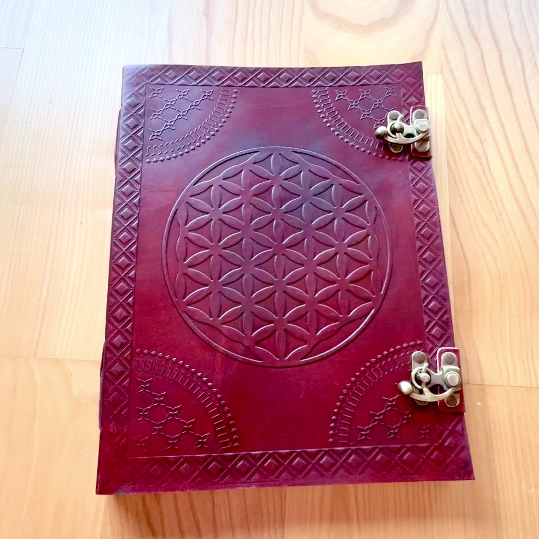 Carnet de notes en cuir Mandala de la vie Grand – Fleur de vie gaufrée à la main 25 × 33 cm