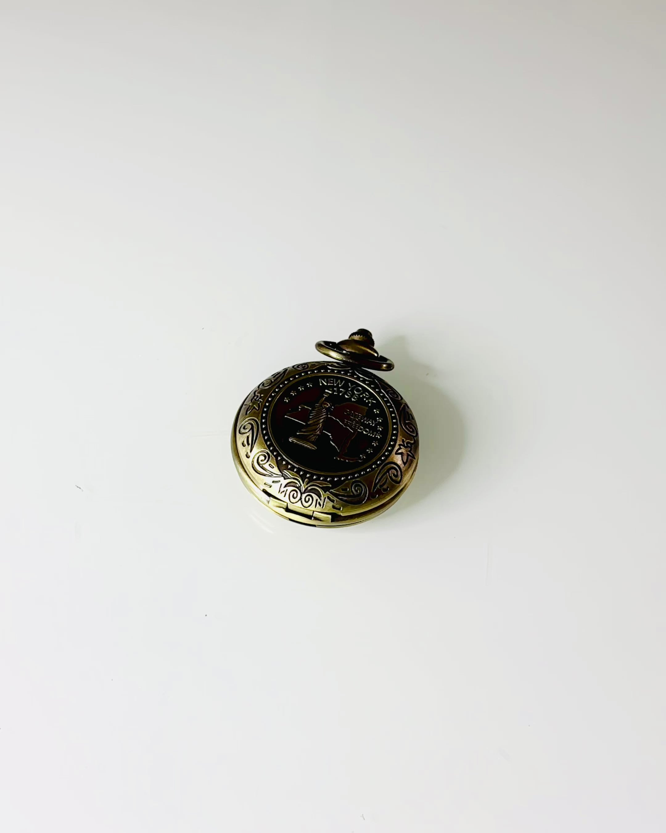 Pocket Retro Compass with New York Theme – Multifunctional, Elegant Compass with Image of the Statue of Liberty