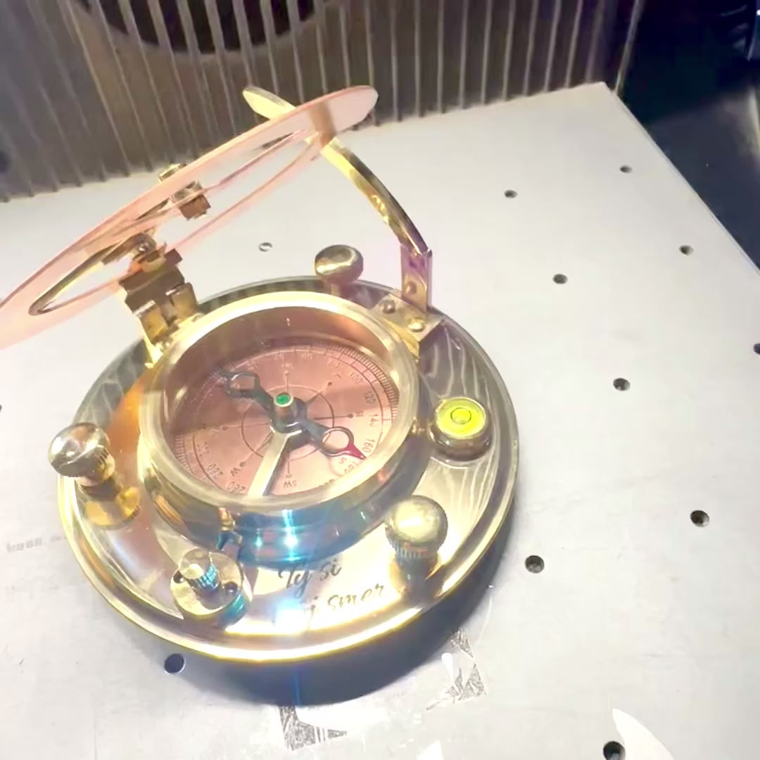 Messingkompass mit Sonnenuhr in eleganter Holzschachtel - Ideales Geschenk mit Personalisierung durch Gravur - Retro-Stil, klassische Ausführung, hohe Qualität