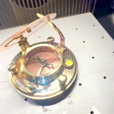 Messingkompass mit Sonnenuhr in eleganter Holzschachtel - Ideales Geschenk mit Personalisierung durch Gravur - Retro-Stil, klassische Ausführung, hohe Qualität
