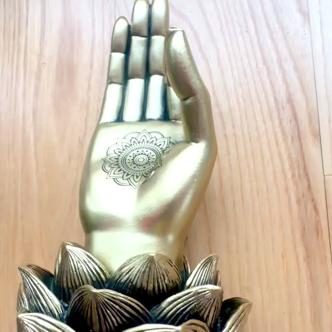Goldene Figur Hand von Buddha Mudra OM mit Gravur - elegante Dekoration als Geschenk - Lotusblume, 21 cm, Polyresin, Glamour-Stil