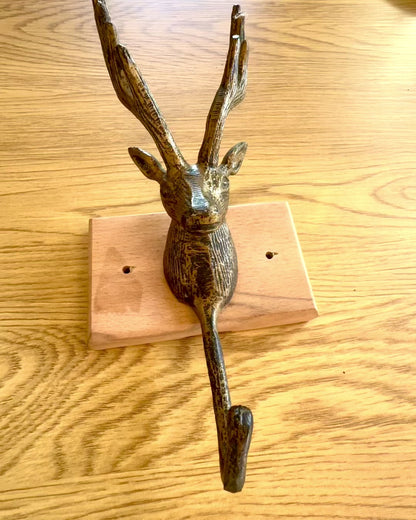 Appendiabiti in ottone Cervo Guardiano, realizzato a mano, possibilità di personalizzazione con incisione su legno