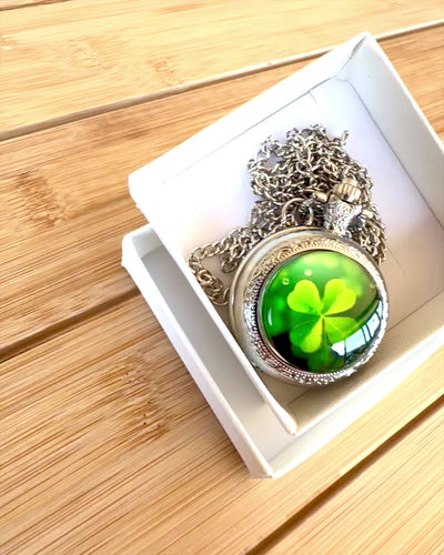 Taschenuhr "CloverTime" mit vierblättrigem Kleeblatt-Motiv, personalisierbar mit Gravur als Geschenk