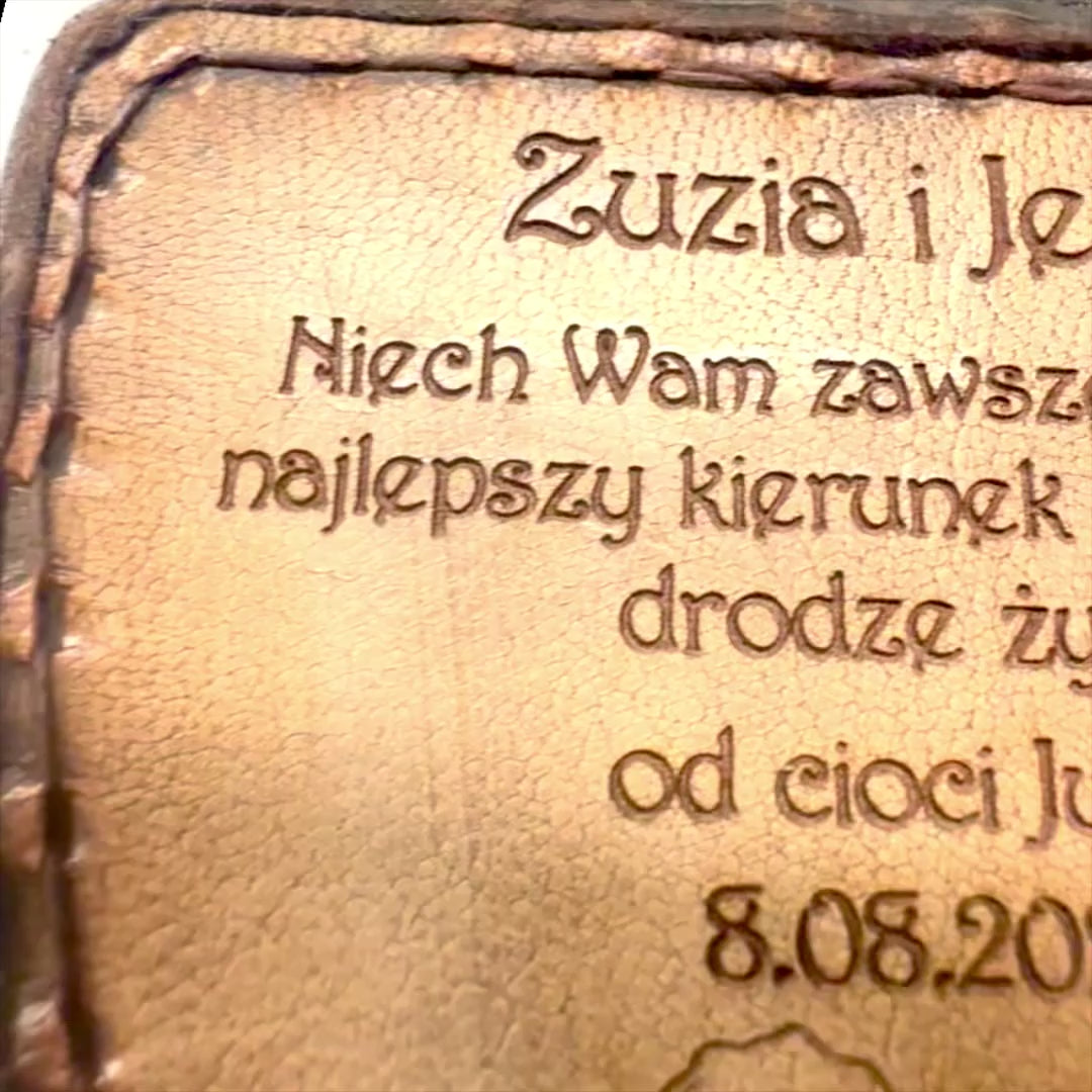 Boussole du Voyageur avec Gravure Personnalisée dans Étui en Cuir - Gadget Rétro en Laiton pour Cadeau, 9,25 cm avec Inscription Inspirante