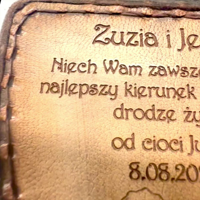 Boussole du Voyageur avec Gravure Personnalisée dans Étui en Cuir - Gadget Rétro en Laiton pour Cadeau, 9,25 cm avec Inscription Inspirante