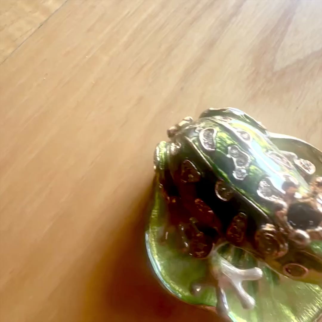 Exclusive metal box shaped like a frog with crystals, dark green and gold, customizable engraving, perfect as a gift, dimensions 6.5x6.7x4.5 cm