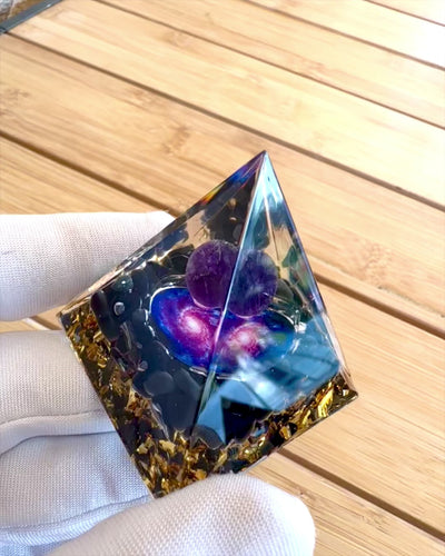Pyramide Énergétique orgonite d'Énergie Cosmique - Amulette avec Améthyste et Copeaux