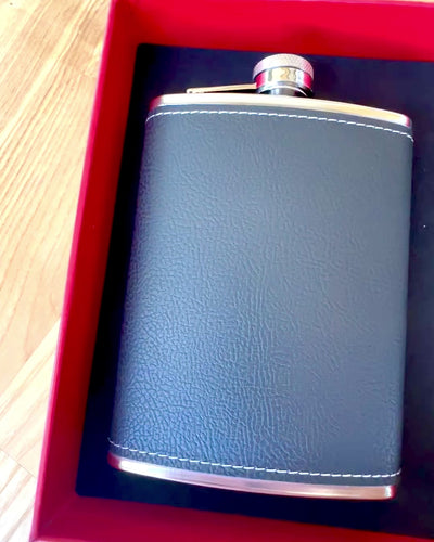 "Stylish Gentleman" Flask Set - customizable with engraving for a gift