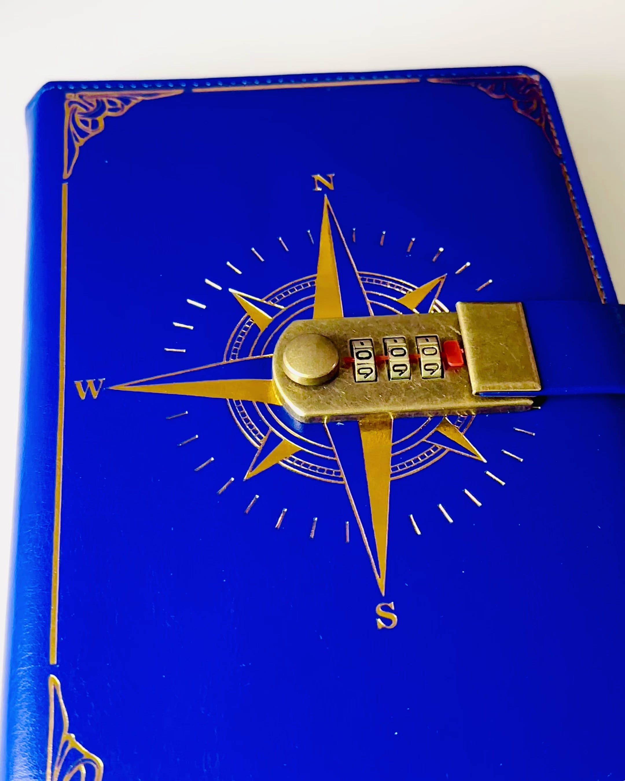 Taccuino Premium con Lucchetto a Combinazione A5 - Stile Vintage con Bussola, Design Giapponese, Articoli di Cancelleria per Studenti e Business. Personalizzazione con Incisione