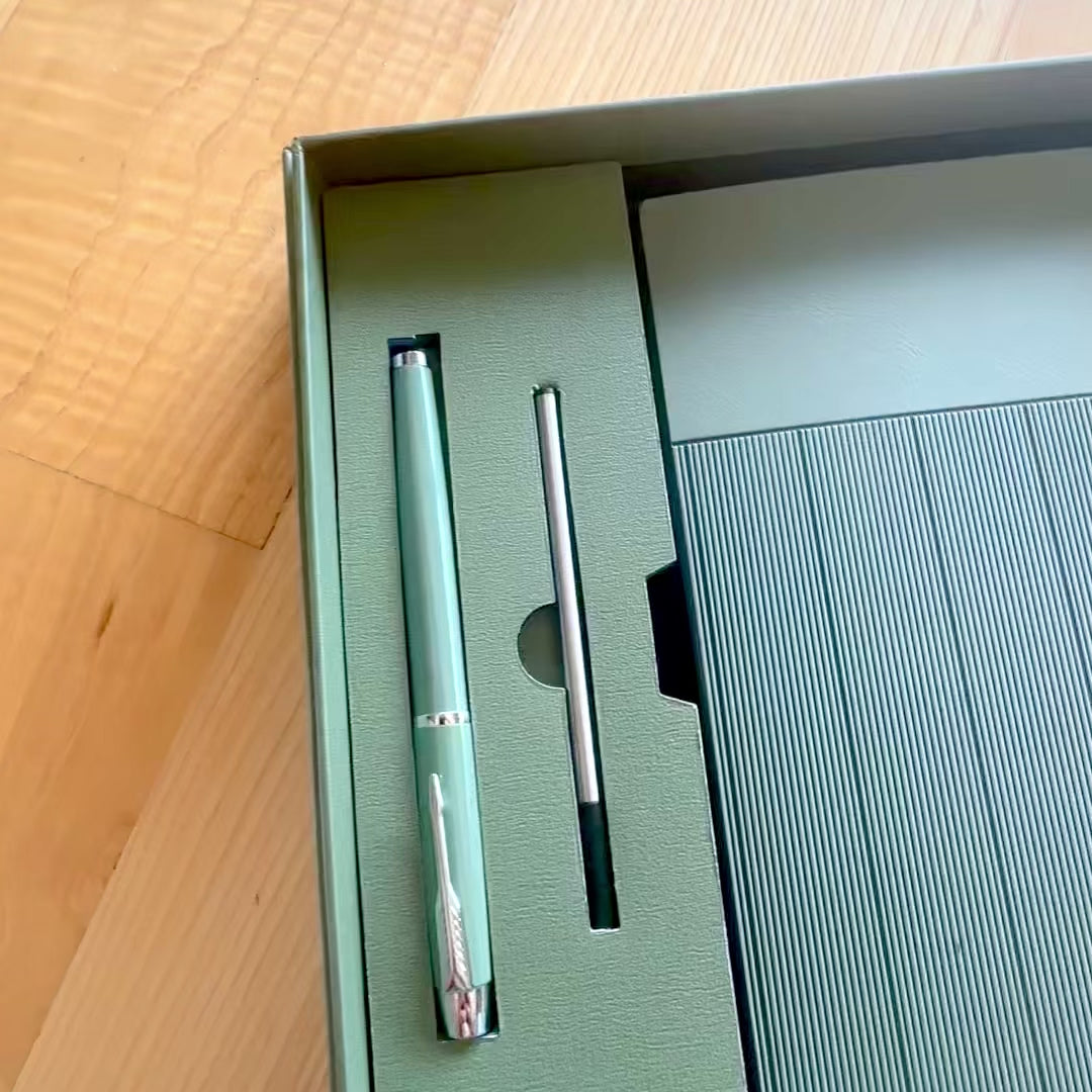 Coffret cadeau élégant avec gravure personnalisée - Carnet en cuir A5 vert olive avec stylo et recharge dans boîte cadeau esthétique