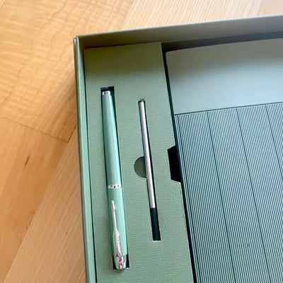Coffret cadeau élégant avec gravure personnalisée - Carnet en cuir A5 vert olive avec stylo et recharge dans boîte cadeau esthétique