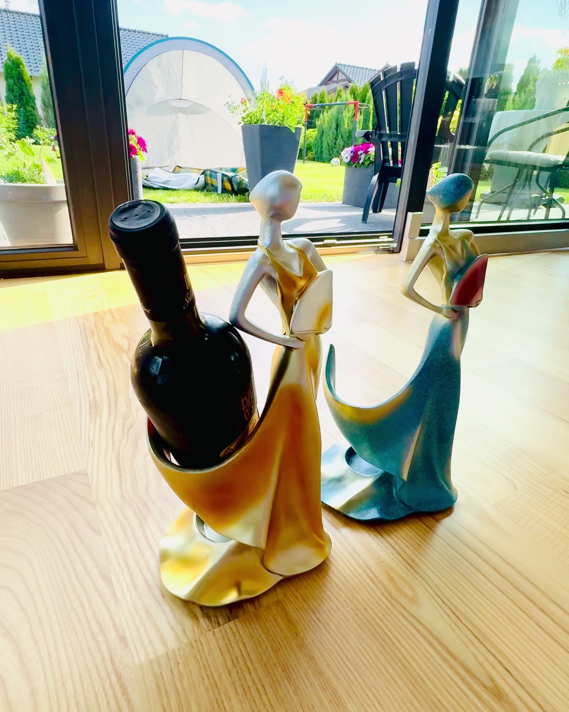 Eleganter Flaschenhalter - Damenstatue - Personalisierung mit Gravur, 2 Varianten zur Auswahl