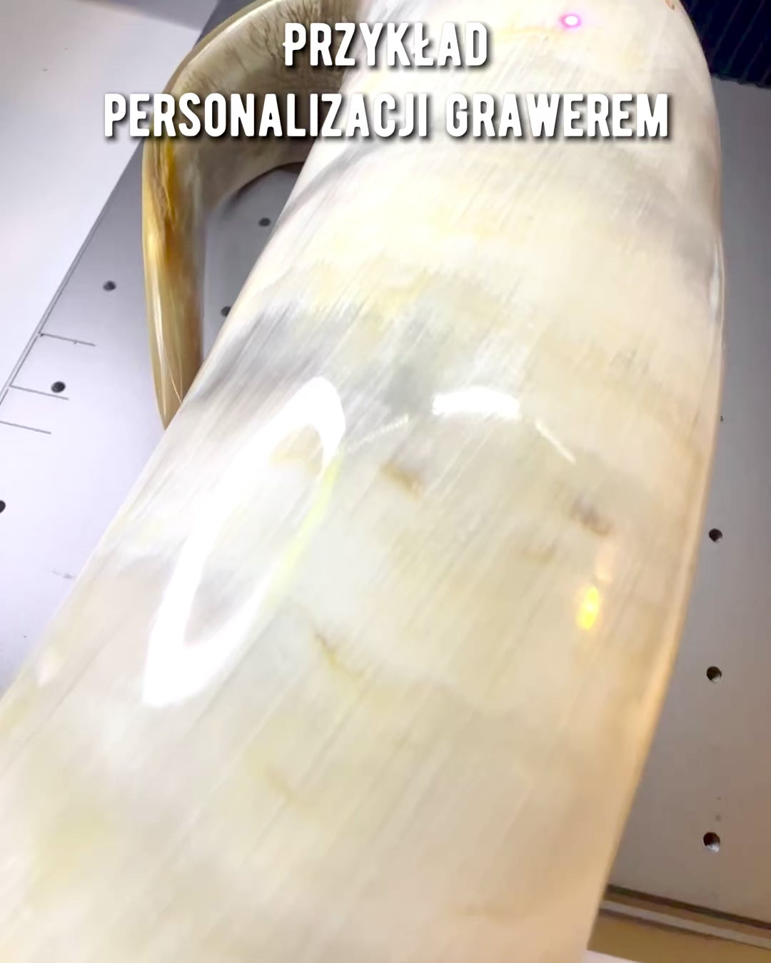 Gehämmerter Krug 'Majstersztyk' mit Personalisierung durch Gravur - 5 Farbvarianten