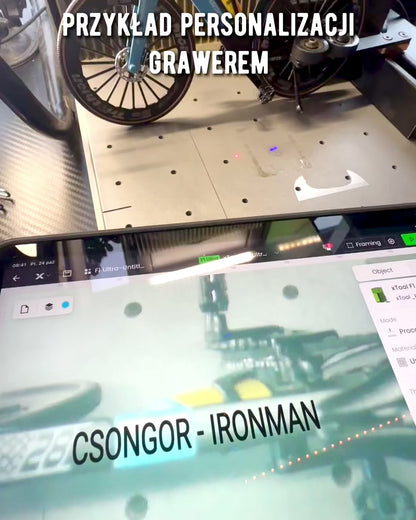 Miniaturmodell eines Triathlonfahrrads „SpeedStorm 1.2“ Personalisierung mit Gravur als Geschenk