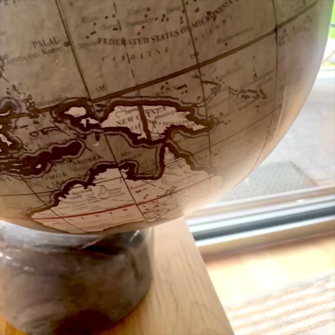 Globe décoratif sur socle en pierre de 30 cm avec possibilité de personnalisation par gravure - Cadeau élégant en nuances de gris et pierre noire