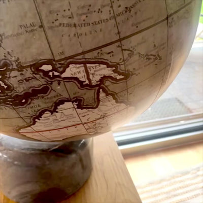 Globe décoratif sur socle en pierre de 30 cm avec possibilité de personnalisation par gravure - Cadeau élégant en nuances de gris et pierre noire
