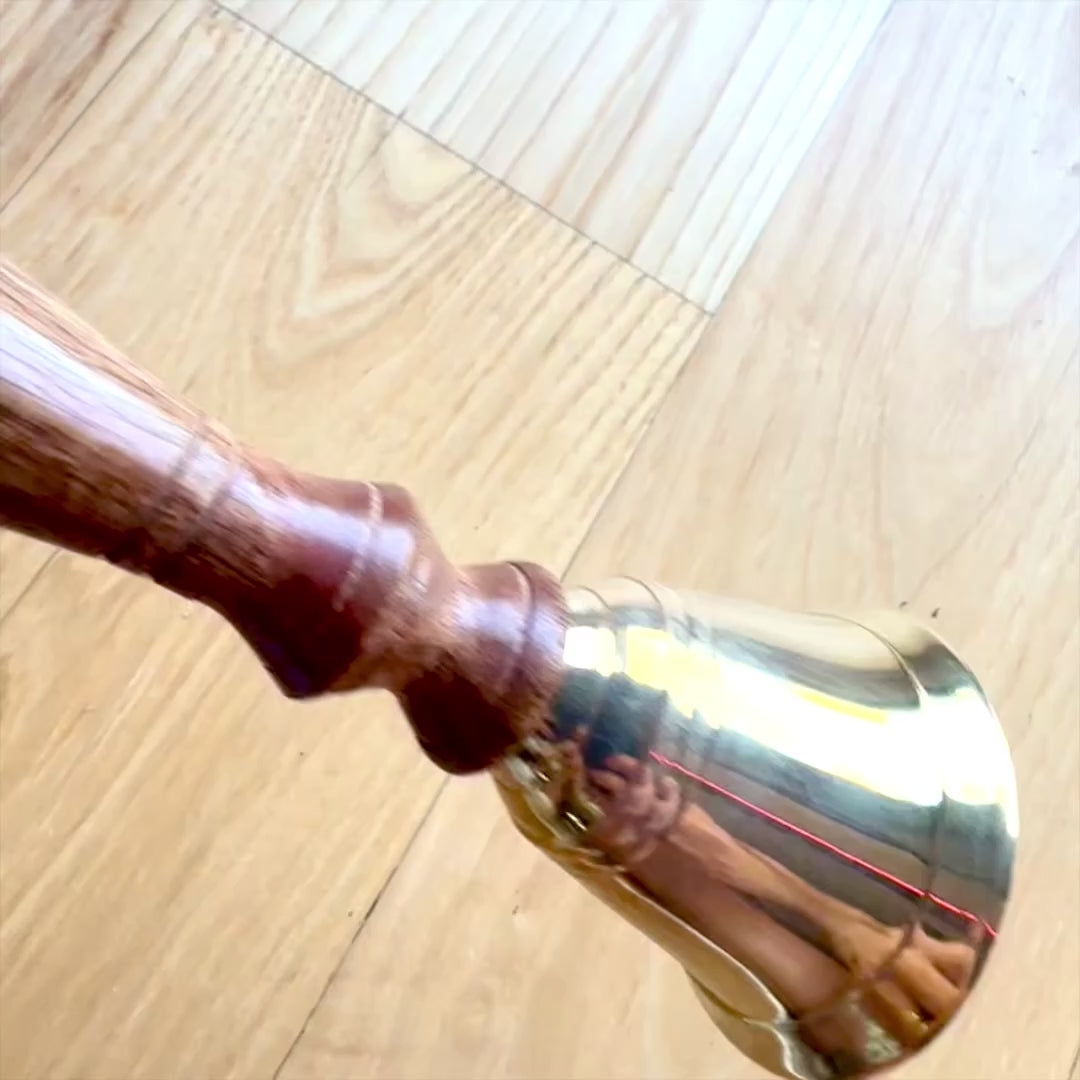Cloche à main rétro en laiton avec manche en bois