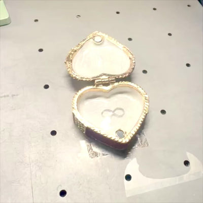Metall-Schmuckbox in Herzform mit Kristallen, rot-gold-silber, personalisierbare Gravur, ideales romantisches Geschenk, Maße 4,8 x 4 x 2,5 cm  