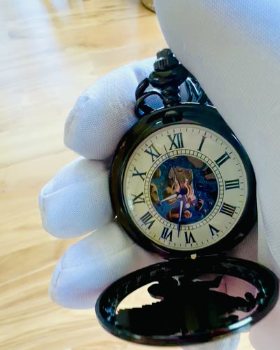 Orologio da Tasca "Equus Tempus" - Nero con Motivo Cavallo, possibilità di personalizzazione con incisione - quadrante bianco