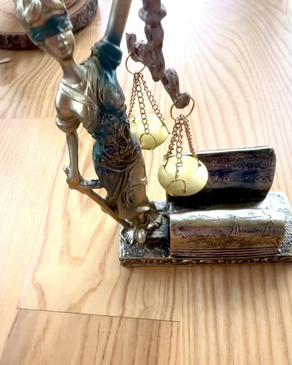 Statuette "Justicia 2" - Göttin der Gerechtigkeit – Künstlerische Dekoration für das Regal, Kunsthandwerk aus Harz, Personalisierung mit Gravur