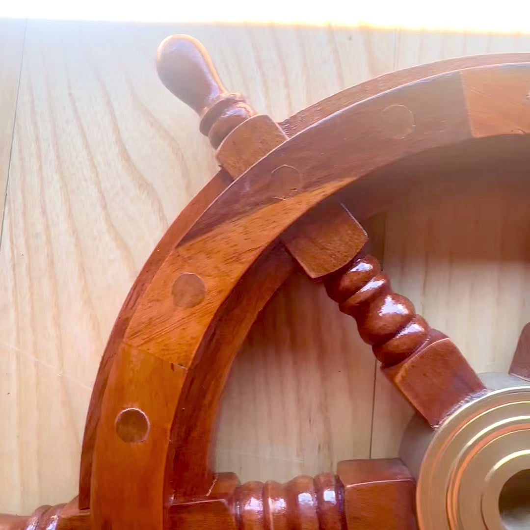 Ruota del Timone in Legno con Inserto in Ottone e Spazio per Cuneo - Diametro 30 cm - Regalo Ideale con Possibilità di Personalizzazione Incisa - Stile Nautico e Retrò