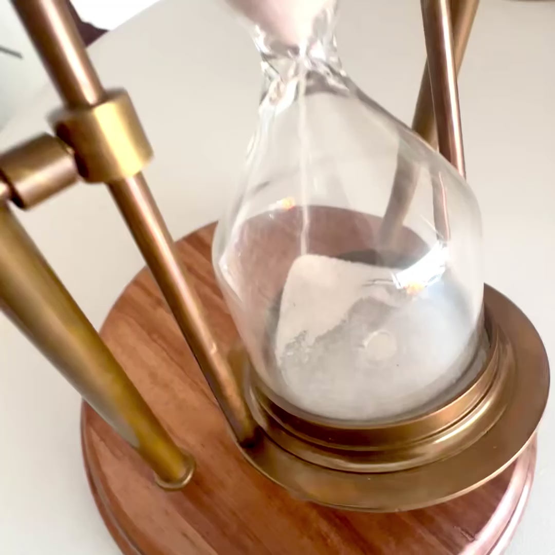 Messing-Sanduhr TMR-0200 auf Holzsockel mit Möglichkeit zur Personalisierung durch Gravur - elegantes Geschenk für den Schreibtisch, 20 cm hoch, weißer Sand