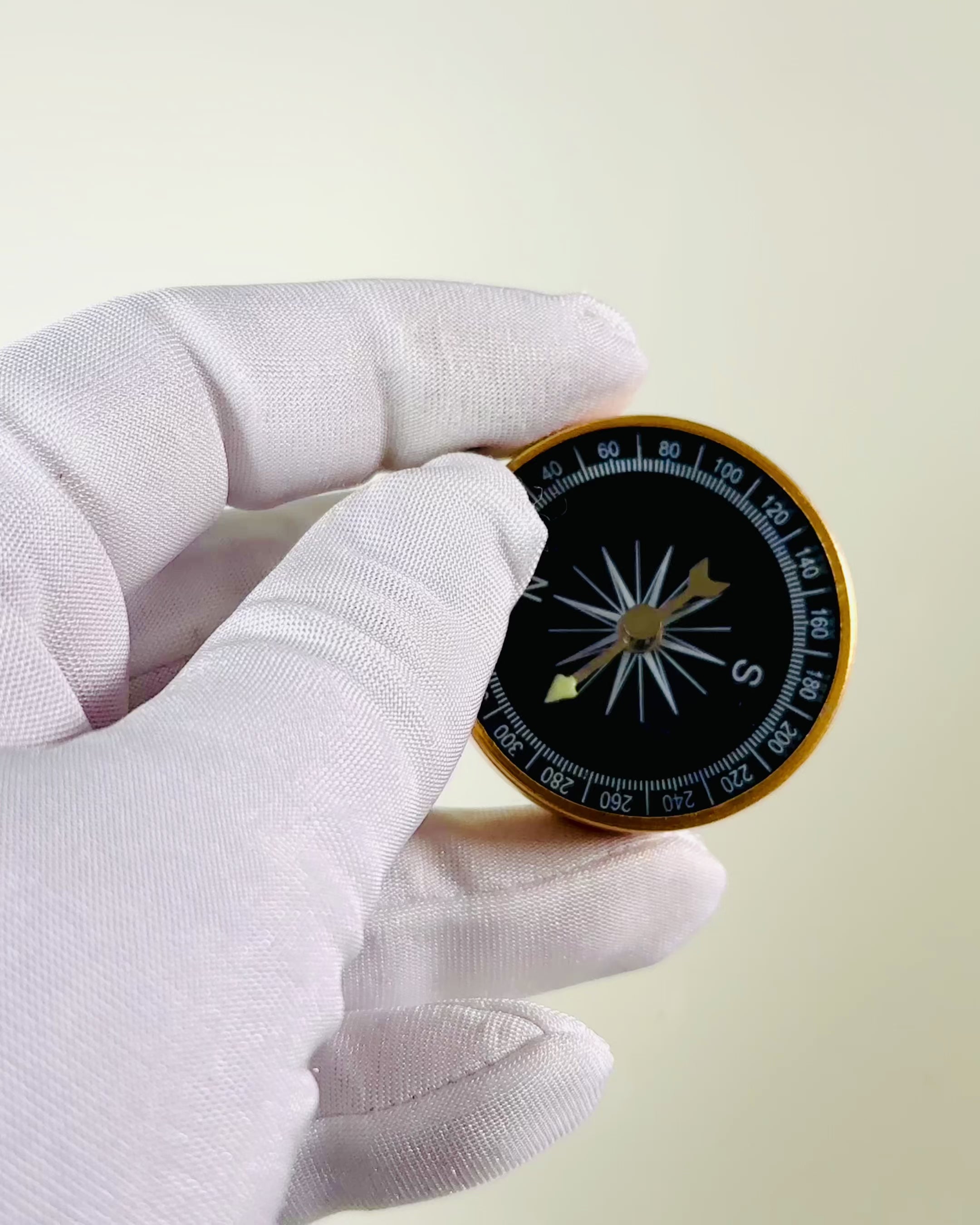 Boussole de Navigation Compacte avec Finition Métallique – Indispensable pour Tout Voyageur, avec Gravure