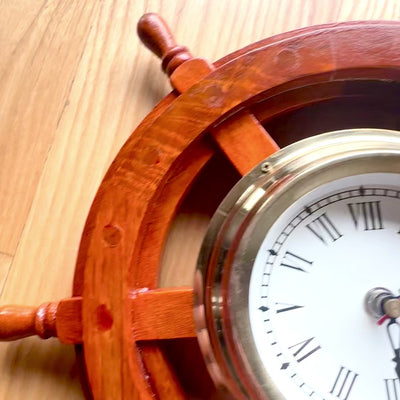 Maritime Uhr in einem hölzernen Steuerrad mit Messing