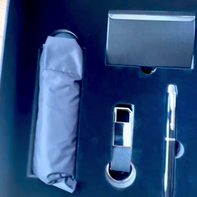 Elegantes Geschenkset Classico mit Personalisierung - Leder-Notizbuch A5, Regenschirm, Kugelschreiber, Visitenkartenetui und Schlüsselanhänger in ästhetischer Geschenkbox