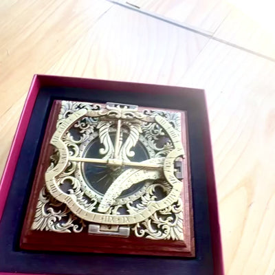 Orologio Solare in Ottone Habsburg H30 con possibilità di personalizzazione incisa, ideale come regalo, in elegante stile augsburghese, altezza 10 cm, su base in legno