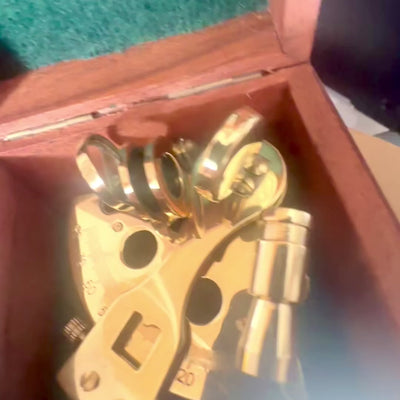 Sextant en laiton dans un coffret en bois avec possibilité de gravure – Cadeau élégant pour marin et navigateur, 7x7x4 cm, laiton et verre de haute qualité