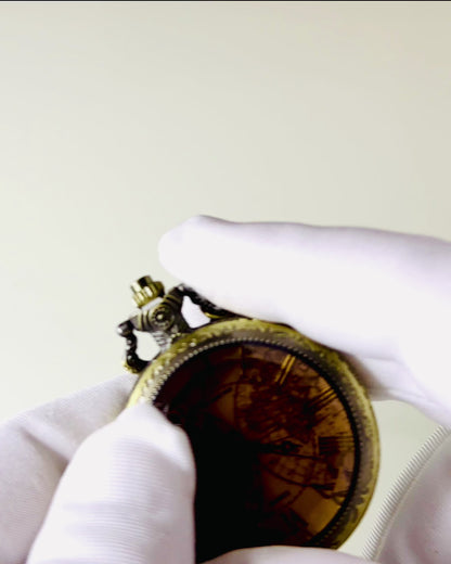 Klassische Quarztaschenuhr mit Weltkarte – Vintage-Stil Anhänger mit Kette für Sie und Ihn, Gravur