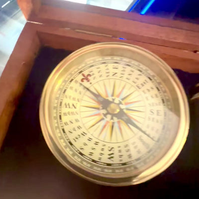 Geschenkset mit Messingkompass und Fernrohr in eleganter Holzschachtel mit Gravur