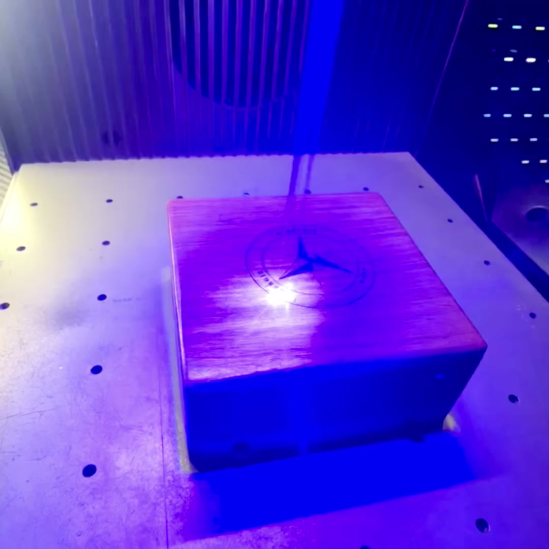 Kompass mit Sonnenuhr Gilbert in Holzgehäuse mit Möglichkeit zur Personalisierung durch Gravur
