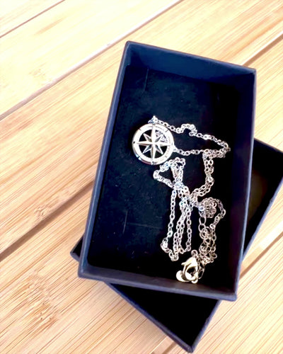 Collier en argent avec un petit symbole - Boussole du "Voyageur", possibilité de personnalisation avec gravure pour cadeau