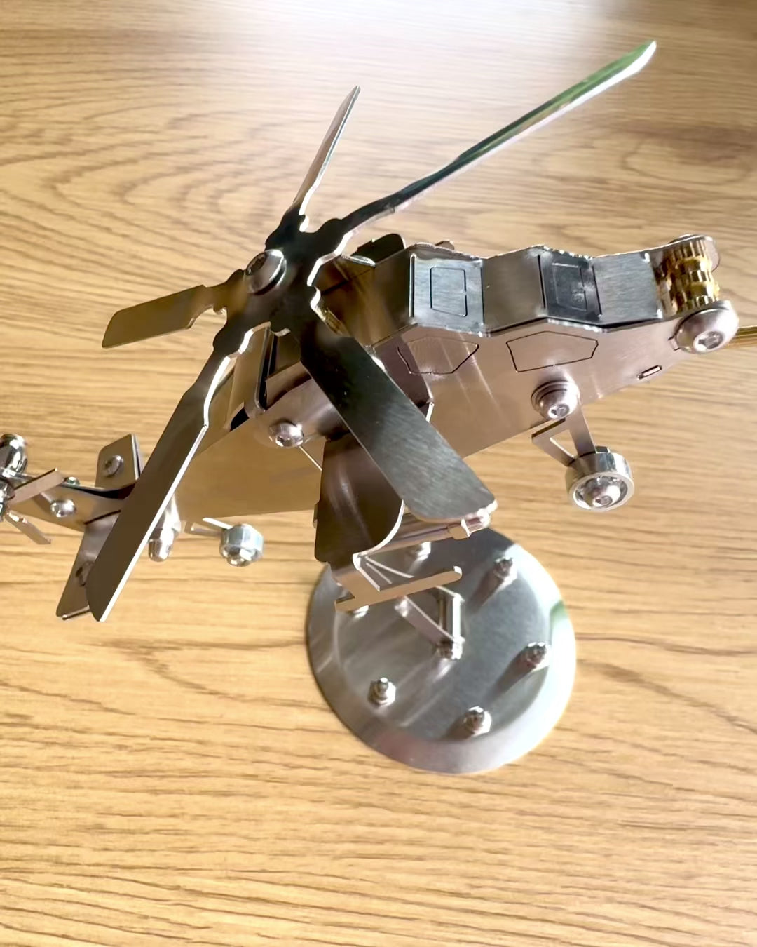 Modèle Métallique d'Hélicoptère « SkyRider » – Support de Bureau Réglable avec Personnalisation Gravée pour Cadeau