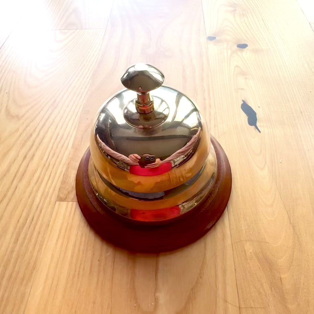 Gong d'hôtel en laiton sur base en bois TB27/4 avec possibilité de personnalisation par gravure, cadeau élégant en couleur dorée et brune, hauteur 11 cm, diamètre 12 cm