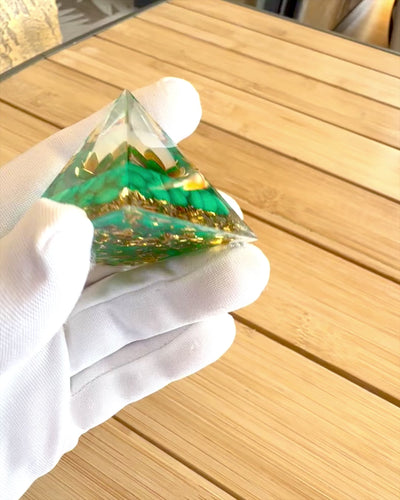 Pyramide Énergétique en orgonite "Harmonie de Tourmaline"