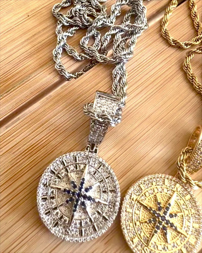 Collana con Pendente Bussola in Stile Glamour con Zirconi per Donne e Uomini - 2 varianti a scelta, personalizzazione con incisione per regalo