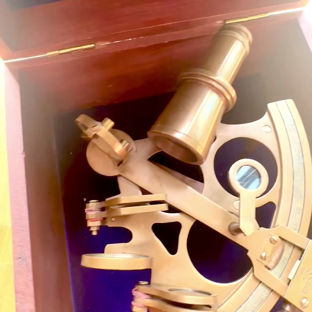 Grand sextant en laiton dans un élégant coffret en bois avec possibilité de personnalisation par gravure