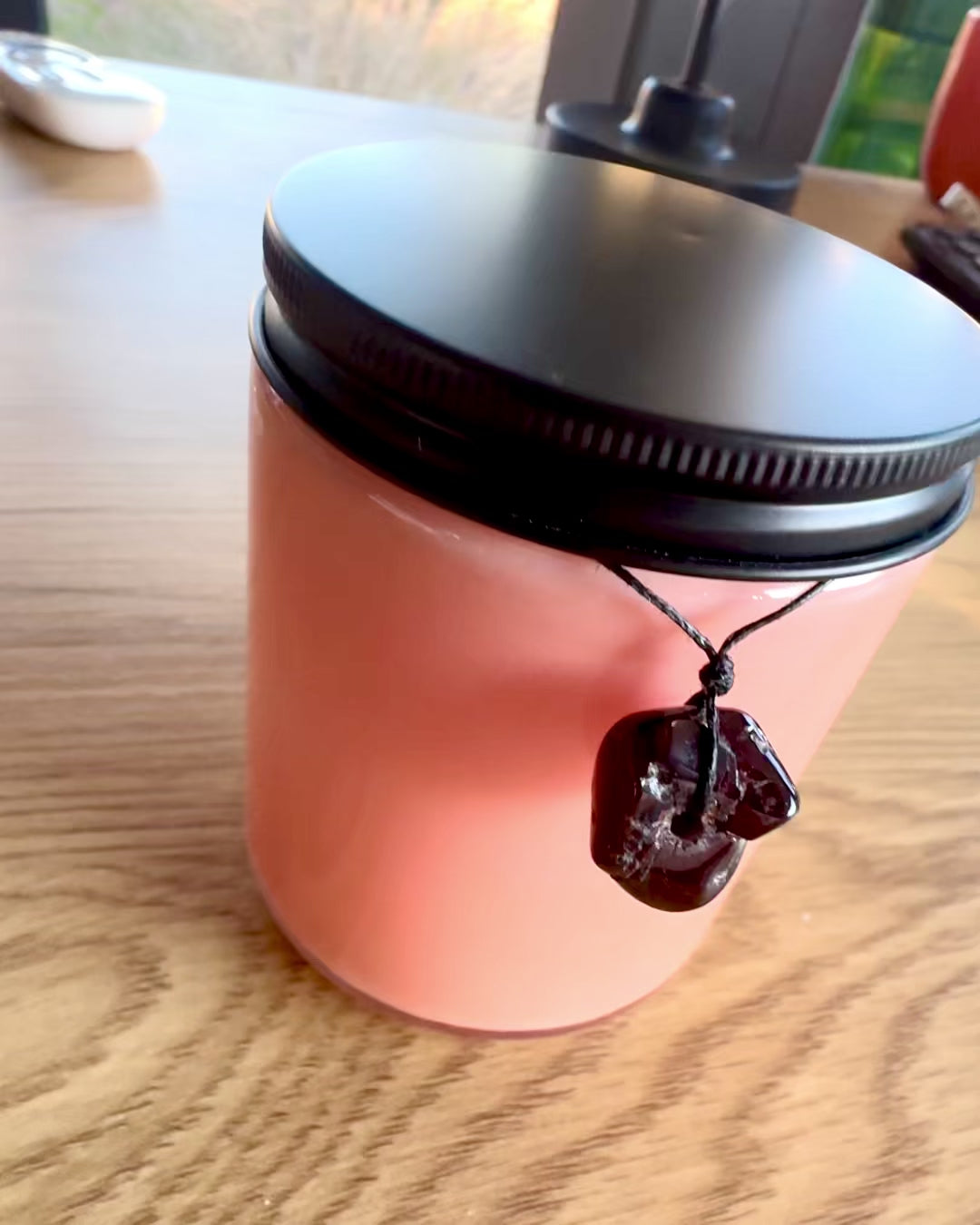 Bougie de soja intentionnelle 250 ml avec pierre naturelle – choisissez votre énergie : Citrine ou Grenat, personnalisation par gravure pour cadeau