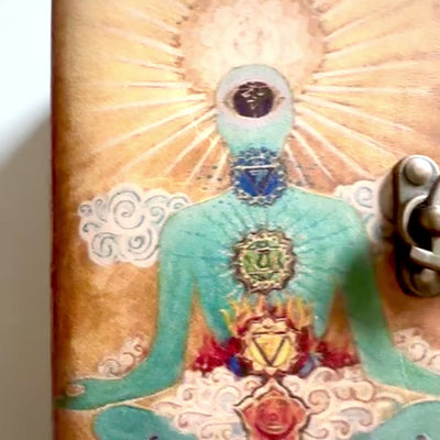 Carnet en cuir Bouddha et 7 chakras – Journal de pleine conscience 13 × 18 cm