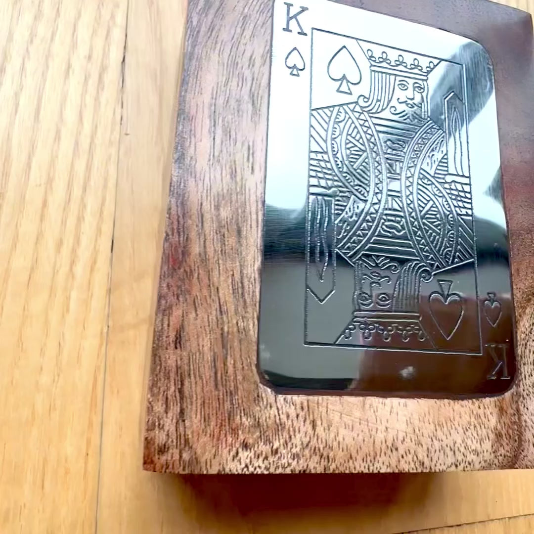Elegant Deck of Cards in Decorative Wooden Box with Aluminum King Plaque - Personalized Engraving - Perfect Gift for Card Game Lovers - Box Dimensions 11.5 x 8 x 4 cm