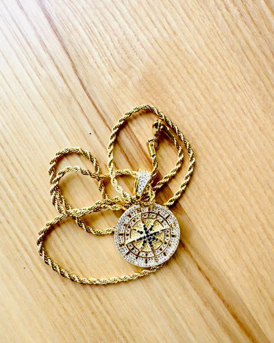 Collana con Pendente Bussola in Stile Glamour con Zirconi per Donne e Uomini - colore oro, incisione