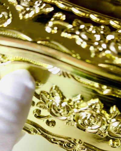 Elegante Taschentuchbox mit geprägten Blumen - Serviettenbehälter