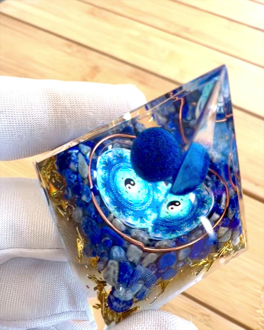 Piramide Energetica orgonite "Zenith" con Lapis Lazuli, ideale come regalo