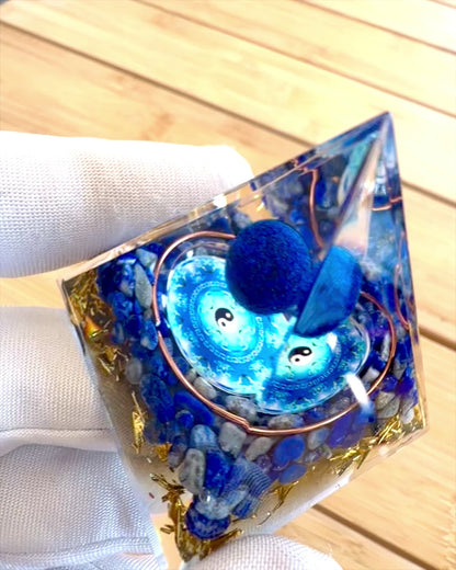 Piramide Energetica orgonite "Zenith" con Lapis Lazuli, ideale come regalo