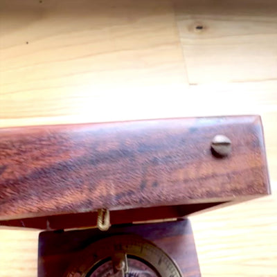 Boussole avec cadran solaire Gilbert dans un boîtier en bois avec possibilité de gravure personnalisée