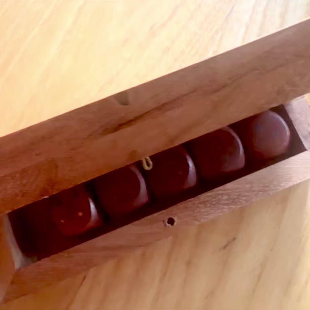 Eleganti Dadi in Legno con Puntini in Ottone in Scatola Personalizzata